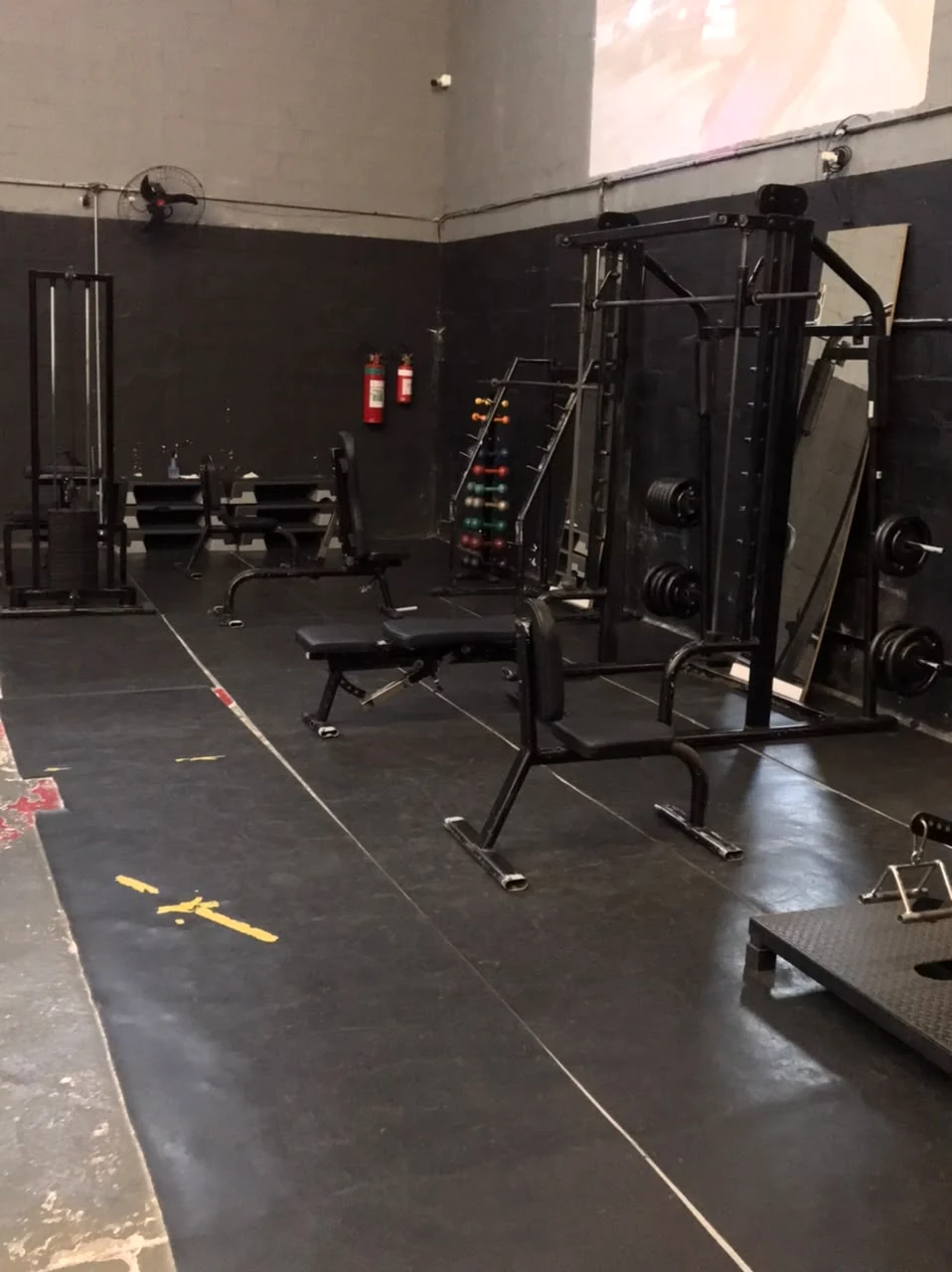Ambiente interno da Planet Academia com aparelhos e área de treino